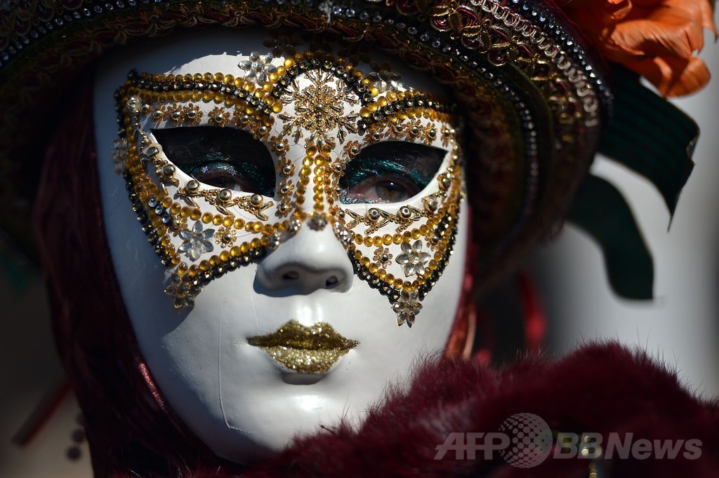 ベネチア恒例カーニバル、「天使の飛行」で最高潮に