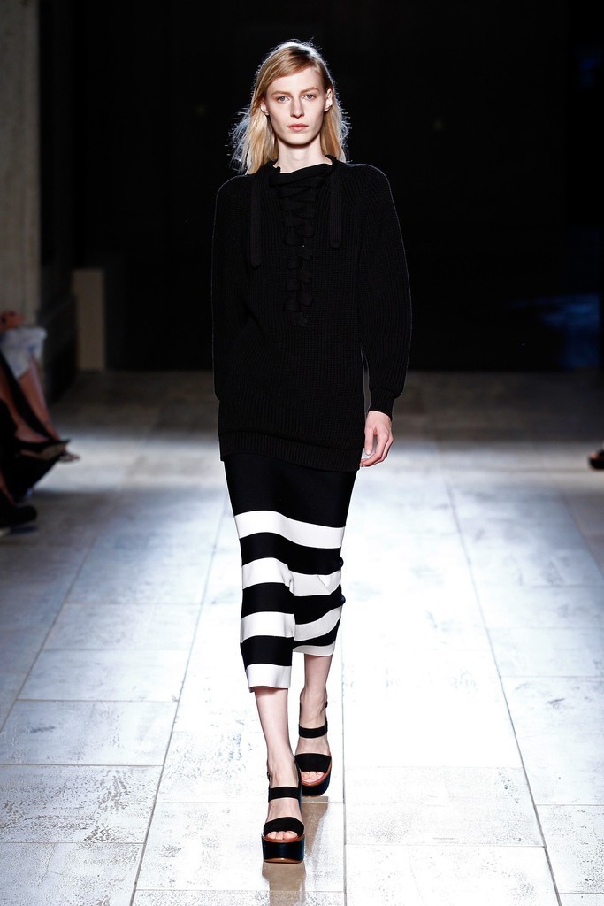 ベルトとポケットでアクセント、「ヴィクトリア ベッカム」15年春夏