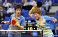 09世界卓球選手権横浜大会（%%2009 World Table Tennis Championships in Yokohama%%）女子ダブルス準決勝。中国の郭炎（%%Guo Yan%%）／丁寧（%%Ding Ning%%）組は、韓国の金璟娥（%%Kim Kyung Ah%%）／朴美英（%%Park Mi Young%%）と対戦。郭炎／丁寧組は4-1（11-3、11-9、12-14、12-10、12-10）で勝利し、決勝戦へ進出した。写真はボールを打ち返す郭炎（右）とパートナーの丁寧。（2009年5月4日撮影）(c)AFP/Kazuhiro NOGI