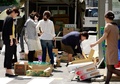 都内に駐車したトラックの移動式店舗で、野菜や果物を買う人たち（2013年8月30日撮影）。(c)AFP/Toru YAMANAKA
