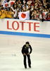 世界フィギュアスケート国別対抗戦2012（World Team Trophy Figure Skating Championship 2012）が20日、東京で2日目が行われ、男子シングル・フリースケーティング（FS）で高橋大輔（Daisuke Takahashi）が合計276.72を記録し、日本は総合首位をキープした。

FSの演技を終えて観衆の声援を受ける高橋大輔（2012年4月20日撮影）。(c)AFP/TOSHIFUMI KITAMURA