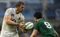 ラグビーシックスネイションズ（Six Nations Rugby 2013）は10日、第2週の1試合が行われ、イングランドが12-6でアイルランドを下し、グランドスラム（全勝優勝）へ向けて開幕2連勝を飾った。

アイルランドのコナー・マレー（Conor Murray、右）を引きつけてパスを出すイングランドのクリス・ロブショー（Chris Robshaw、2013年2月10日撮影）。(c)AFP/PETER MUHLY