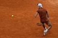 テニス、マドリード・オープン、男子シングルス2回戦。股抜きショットを打つホルガー・ルーネ（2023年4月28日撮影）。(c)OSCAR DEL POZO / AFP