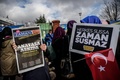 トルコ・イスタンブールにある大手日刊紙ザマン本社前で、「憲法は停止された」と印刷された同紙の最新号や「ザマンは沈黙しない」と書かれたプラカードを掲げる支持者ら（2016年3月5日撮影）。(c)AFP/OZAN KOSE