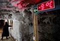 ロシアのシベリア東部ヤクーツクのメルニコフ永久凍土研究所の地下にある永久凍土研究史博物館に設置された温度計（2018年11月26日撮影）。(c)Mladen ANTONOV / AFP