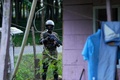 不法移民支援グループの摘発に際し、警備に当たるパナマ国境警察の警官（2024年8月7日撮影）。(c)ARNULFO FRANCO / AFP