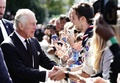 英ロンドンで、エリザベス女王の弔問のために並ぶ人々と交流するチャールズ国王（2022年9月17日撮影）。(c)Aaron Chown / POOL / AFP
