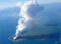 トンガの首都ヌクアロファ（Nuku&apos;alofa）の北西63キロメートルの無人島フンガハアパイ（Hunga Ha&apos;apai）島で続いている海底火山の噴火（2009年3月19日撮影）。(c)AFP/MATANGI TONGA/Telusa Fotu
