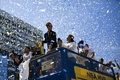 14-15NBAファイナル制覇を飾り、本拠地オークランドで家族と優勝パレードに参加したゴールデンステイト・ウォリアーズのステフェン・カリー（2015年6月19日撮影）。(c)AFP/Getty Images/Stephen Lam