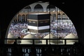イスラム教の聖地メッカの聖モスクで、カーバ神殿の周りを回る人々（2022年7月5日撮影）。(c)AFP