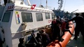 イタリア沿岸警備隊の船で伊ランペドゥーサ島に到着した難民たちの静止画。伊沿岸警備隊が公開した動画より（2015年4月5日撮影）。(c)AFP/GUARDIA COSTIERA