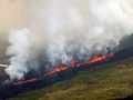 ガラパゴス国立公園（Galapagos National Park、PNG）が公開した、南米エクアドル沖のガラパゴス諸島フェルナンディナ（Fernandina）島ラクンブレ（La Cumbre）山の噴火の様子（2009年4月12日撮影）。(c)AFP/Parque Nacional Galapagos