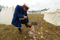 フランス皇帝ナポレオン（Napoleon）の遠征軍と帝政ロシア軍が激戦を繰り広げた1812年の「ボロジノの戦い」から今年で200年となることを記念し、モスクワ（Moscow）西方のボロジノ（Borodino）で2日、戦いを再現するイベントが行われた。

　当時の軍服や刀剣などを用いて戦いを忠実に再現したイベントには、ロシア政府が110万ドル（約8700万円）を出資。フランス側1550人、ロシア側1450人の兵士を演じる計3000人が参加。ジスカール・デスタン（Giscard d&apos;Estaing）仏元大統領と、ウラジーミル・プーチン（Vladimir Putin）露大統領も「観戦」に訪れた。これに先立ち、プーチン大統領の補佐官は「ボロジノの戦い」再現イベントを「若者の愛国教育」を広めるために活用したいと述べた。

　1812年9月7日の「ボロジノの戦い」は合戦では勝利しながら、戦争には負けた戦将の際立った例だ。

　ボロジノでは2万人のナポレオン軍が激戦の末に、兵力の多い4万5000人の露軍を破った。しかし痛手が大きかったため、ナポレオンはモスクワに進軍を開始する前に回復期間を置くことにした。この時にナポレオンはおそらく、敵方のクトゥーゾフ将軍が戦闘の翌日に一時撤退したことを知らなかったとされる。この休息の決断が、ナポレオンにとって致命的な誤算だった。

　帝政ロシア軍は兵力の半分を失っていたが、近くの村落で体制を立て直す時間ができ、戦術を練った。ナポレオン軍が入城したモスクワは、市民は脱出しもぬけの殻で、そこに焦土戦術が追い打ちをかけた。士気を失ったナポレオン軍は退却を余儀なくされた（2012年9月2日撮影）。(c)AFP/Kirill Kudryavtsev