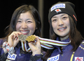 フリースタイルスキー世界選手権猪苗代大会、女子デュアルモーグルの表彰式に臨む、優勝した上村愛子（%%Aiko Uemura%%、右）と2位の伊藤みき（%%Miki Ito%%）。（2009年3月7日撮影）(c)AFP/TOSHIFUMI KITAMURA