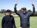 米国選抜と世界選抜による男子ゴルフの対抗戦、第13回プレジデンツ・カップ初日。任成宰（左）と喜び合う世界選抜のアーニー・エルス（2019年12月12日撮影）。(c)Simon BAKER / AFP