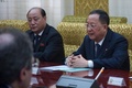 北朝鮮・平壌の万寿台議事堂で、ロシアのセルゲイ・ラブロフ外相と会談する北朝鮮の李容浩（リ・ヨンホ）外相（右、2018年5月31日撮影）。(c)AFP PHOTO / KIM Won-Jin