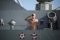 ロシア海軍艦艇で敬礼する兵士。シリア・タルトゥース湾にあるロシアの海軍施設で（2019年9月26日撮影）。(c)Maxime POPOV / AFP