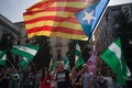 スペインのカタルーニャ自治州バルセロナでカタルーニャ独立支持の旗を振る人たち（2017年10月1日撮影）。(c)AFP/JORGE GUERRERO