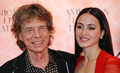 ミック・ジャガーさん（左）とパートナーのメラニー・ハムリックさん。米ニューヨークで（2023年6月22日撮影）。(c)KENA BETANCUR / AFP