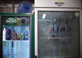 メキシコ・メキシコ市で、ビールの供給不足により空になった食料雑貨店の冷蔵庫（2020年5月5日撮影、資料写真）。(c)RODRIGO ARANGUA / AFP