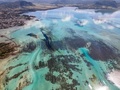 モーリシャスの上空から撮影した、貨物船わかしおから漏出した燃料が広がる海面（2020年8月8日撮影）。(c)AFP