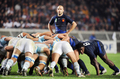 スクラムを見守るフランスのフレデリック・ミシャラク（%%Frederic Michalak%%）。(c)AFP/MARTIN BUREAU