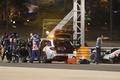 20F1第15戦バーレーンGP決勝。クラッシュを起こし、スタッフに支えられて現場を離れるハースのロマン・グロージャン（左から2人目、2020年11月29日撮影）。(c)HAMAD I MOHAMMED / POOL/ AFP