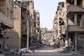 シリア東部デリゾール市で激しく損壊した建物（2017年11月4日撮影）。(c)AFP