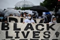 東京都心で「Black Lives Matter（黒人の命は大切）」運動を支持し、デモ行進を行う人々（2020年6月13日撮影）。(c)CHARLY TRIBALLEAU / AFP