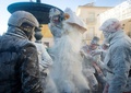 スペイン南東部イビで開催された軍服姿の参加者たちが小麦粉や生卵をかけあう毎年恒例の祭り「エルス・エンファリナッツ」の様子（2019年12月28日撮影）。(c)AFP/JAIME REINA
