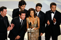 2007年9月16日、「第59回プライムタイム・エミー賞（59th Primetime Emmy Awards）」でドラマ・シリーズ部門の助演女優賞を発表する（左から）俳優のケヴィン・ディロン（%%Kevin Dillon%%）、ケヴィン・コナリー（%%Kevin Connolly%%）、エイドリアン・グレニエ（%%Adrian Grenier%%）、女優のエヴァ・ロンゴリア（%%Eva Longoria%%）、俳優の%%Jerry Ferrera%%、ジェレミー・ピヴェン（%%Jeremy Piven%%）。(c)AFP/Getty Images Vince Bucci
