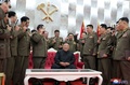 朝鮮戦争の停戦から67年の記念式典に出席する北朝鮮の金正恩朝鮮労働党委員長（中央）ら。国営朝鮮中央通信（KCNA）提供（2020年7月26日撮影、同27日公開）。(c)AFP PHOTO/KCNA VIA KNS