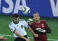 2010年サッカーW杯南アフリカ大会（%%2010 World Cup%%）1次リーグD組、ドイツ対オーストラリア。試合はドイツが4-0で快勝した。写真は前半26分にチームの2点目を決めるドイツのミロスラフ・クローゼ（%%Miroslav Klose%%、左）。（2010年6月13日）(c)AFP/KARIM JAAFAR