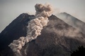 噴火活動が続くムラピ山。インドネシア・ジョクジャカルタで（2021年1月27日撮影）。(c)Agung Supriyanto / AFP