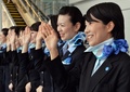 国際線の発着枠が拡大された羽田空港（Haneda Airport）で、全日空（All Nippon Airways、ANA）が新規開設した羽田─ハノイ（Hanoi）線の第1便を手を振って見送る同社の職員ら（2014年3月30日撮影）。(c)AFP/Yoshikazu TSUNO