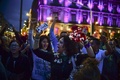 メキシコの首都メキシコ市で、大統領選の暫定開票結果の発表を受けて喜ぶアンドレス・ロペスオブラドール元メキシコ市長の支持者（2018年7月1日撮影）。(c)AFP PHOTO / RONALDO SCHEMIDT