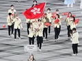 東京五輪開会式で入場行進するフェンシング男子の張家朗（右の旗手）ら香港代表（2021年7月23日撮影）。(c)Martin BUREAU / AFP