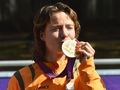 ロンドン五輪、自転車・ロードレースは29日、ザ・マル（The Mall）で女子ロードマススタートが行われ、オランダのマリアンヌ・フォス（Marianne Vos）が金メダルを獲得した。

表彰式に臨むマリアンヌ・フォス（2012年7月29日撮影）。(c)AFP/ODD ANDERSEN