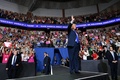 米ミシシッピ州サウスヘイブンで開かれた選挙集会の会場に到着したドナルド・トランプ大統領（2018年10月2日撮影）。(c)AFP PHOTO / MANDEL NGAN
