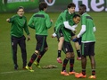 欧州チャンピオンズリーグ（UEFA Champions League 2013-14）決勝トーナメント1回戦第2戦を控え、ビセンテ・カルデロン・スタジアム（Vicente Calderon Stadium）で行われた練習に臨むACミラン（AC Milan）の選手（2014年3月10日撮影）。(c)AFP/ PIERRE-PHILIPPE MARCOU