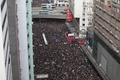 香港の道路を埋め尽くす黒い服を着たデモ参加者ら（2019年6月16日撮影）。(c)Dale DE LA REY / AFP