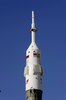 国際宇宙ステーション（International Space Station、ISS）の滞在クルー3人を乗せた、ロシアの宇宙船「ソユーズTMA-15（Soyuz TMA-15）」が27日午後4時34分（日本時間同日午後7時34分）、カザフスタンのバイコヌール（Baikonur）宇宙基地で打ち上げられる。この打ち上げで、ISSの滞在クルーはこれまでの倍の6人となる。ソユーズは29日にISSとドッキングする予定となっている。

　今回、ソユーズに搭乗するのは、ベルギー人のフランク・ディベナ（Frank De Winne）飛行士、カナダ人のロバート・サースク（Robert Thirsk）飛行士、ロシア人のロマン・ロマネンコ（Roman Romanenko）飛行士。3人は、若田光一（Koichi Wakata）飛行士、ロシア人のゲナディ・パダルカ（Gennady Padalka）飛行士、米国人のマイケル・バラット（Michael Barratt）飛行士とISSで合流する。

　写真は、欧州宇宙機関（European Space Agency、ESA）が公開した、バイコヌール宇宙基地の発射台に設置されたソユーズTMA-15（2009年5月25日撮影）。(c)AFP/ESA/STEPHANE CORVAJA