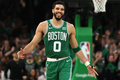 22-23NBAプレーオフ、イースタンカンファレス準決勝（7回戦制）、ボストン・セルティックス対フィラデルフィア・セブンティシクサーズ。得点を喜ぶボストン・セルティックスのジェイソン・テイタム（2023年5月14日撮影）。(c)Adam Glanzman/Getty Images/AFP
