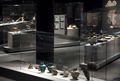 　仏パリ（Paris）のルーブル美術館に今週、イスラム美術を展示する新しい展示室がオープンする。西洋で不信感を向けられることの多いイスラム教についての理解促進を目指す。

　1億ユーロ（約100億円）近い総工費は仏政府が出資したほか、サウジアラビア、モロッコ、クウェート、オマーン、アゼルバイジャンなどイスラム諸国からの多額の寄付があてられた。

　総面積3000平方メートルの2階分のフロアに、東はインドから西はスペインで集められた、7世紀から19世紀までのおよそ3000点が展示される。

写真は展示されたイスラム美術（2012年9月17日撮影）。(c)AFP/KENZO TRIBOUILLARD