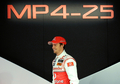 フォーミュラワン（F1、F1世界選手権）に参戦するマクラーレン・メルセデス（%%McLaren-Mercedes%%）は29日、2010シーズンの新型車「MP4-25」を発表した。写真は発表会に出席するジェンソン・バトン（%%Jenson Button%%）。（2010年1月29日撮影）(c)AFP/ADRIAN DENNIS