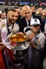 サッカー欧州チャンピオンズリーグ決勝、ユベントス対レアル・マドリード。トロフィーを手にポーズをとるレアル・マドリードのカリム・ベンゼマとジネディーヌ・ジダン監督（2017年6月3日撮影）。(c)AFP/Glyn KIRK
