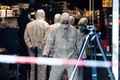 ドイツ北部ハンブルクで、襲撃事件が起きたスーパー周辺で作業に当たる警察の捜査班（2017年7月28日撮影）。(c)AFP/dpa/Markus Scholz