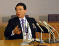 東京・文京区役所で記者会見する成沢広修（Hironobu Narisawa）区長（2010年3月11日撮影）。(c)AFP/Antoine BOUTHIER