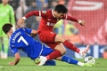 イングランド・フットボールリーグカップ3回戦、リバプール対レスター・シティ。レスター・シティのチェーザレ・カサデイ（左）とボールを競るリバプールの遠藤航（2023年9月27日撮影）。(c)PETER POWELL / AFP