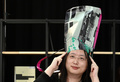 台湾・台北のイノベーション・センターで、リサイクルされたプラスチック製バッグをかぶる唐鳳氏（2020年6月16日撮影）。(c)Sam Yeh / AFP